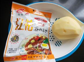 准备土豆，去皮，洗净，准备蒸肉粉。