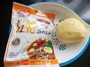 准备土豆，去皮，洗净，准备蒸肉粉。