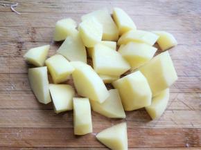 土豆切块。