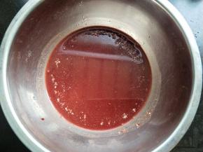 倒入腐乳汁，放30g清水，再放入米粉拌匀。