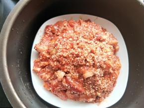 放入电压力锅内胆。