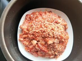 放入电压力锅内胆。