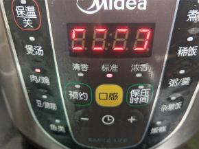 按肉/鸡键，剩下的工作就交给电压力锅了。
