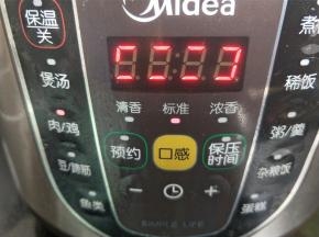 按肉/鸡键，剩下的工作就交给电压力锅了。