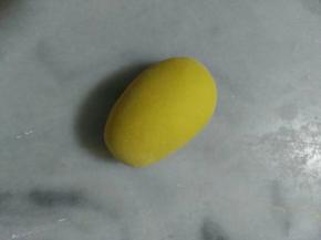 第一款造型:露pp
大南瓜面团，搓成椭圆形。
