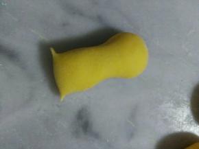 左右两边捏出手和脚。