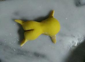 分割板选一边切出屁屁的线条，切记切深一些。