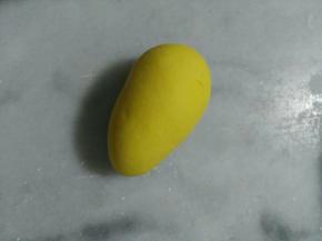 第二个造型:侧躺
将大南瓜面团，搓成一边大一边小。