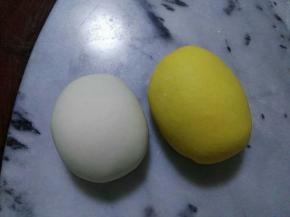 主材料拌匀和成光滑面团。辅材料拌匀和成光滑面团。全部静置十分钟，一发做法。