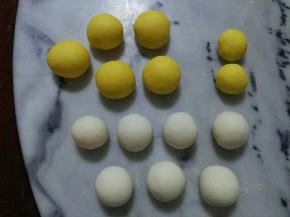 静置好后，分剂子。
南瓜面团：大圆5个，每个35克。小圆2个，每天20克。
白面团：平均分成8个，（多出平的白面团当被子）