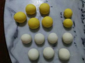 静置好后，分剂子。
南瓜面团：大圆5个，每个35克。小圆2个，每天20克。
白面团：平均分成8个，（多出平的白面团当被子）