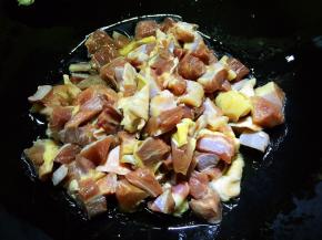 锅内放油烧热，放入鸡丁翻炒片刻