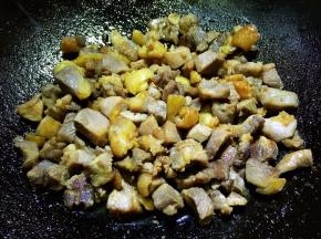 将鸡丁里面的水分炒干