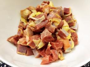 鸡腿肉切1厘米见方的丁