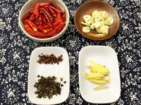 准备配料：干红辣椒切段，大蒜切片，生姜切丝