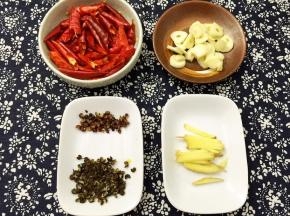 准备配料：干红辣椒切段，大蒜切片，生姜切丝
