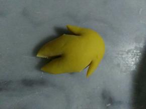 大的那一边丨，分别左右各剪一刀。