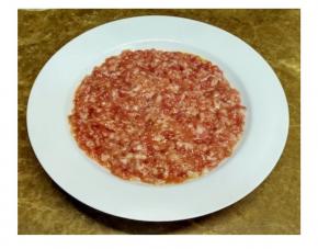 肉馅打入鸡蛋拌匀放入碟子里铺成饼状（肉馅是市场买调味好的）