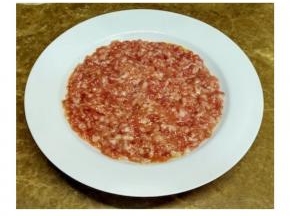 肉馅打入鸡蛋拌匀放入碟子里铺成饼状（肉馅是市场买调味好的）