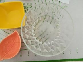 色拉油，加入白砂糖，清水，搅拌均匀。