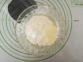 加入中筋面粉，奶粉，揉成面团。