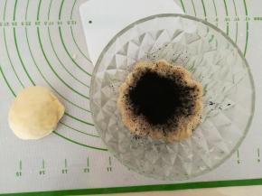 面团分成两部分。其中一半加入竹炭粉，揉匀。