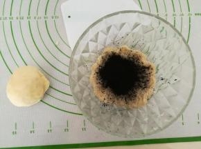 面团分成两部分。其中一半加入竹炭粉，揉匀。