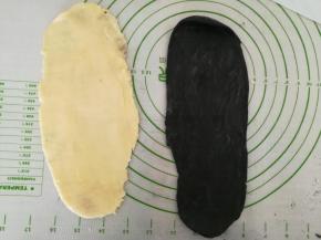 将黑白两个面团分别擀成长方形的薄片。