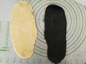 将黑白两个面团分别擀成长方形的薄片。