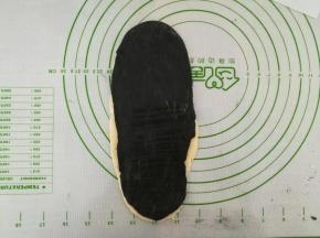 将黑色部分放在白色部分上，整理一下，取出多余的部分。