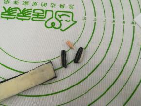 切薄片，取两片，中间包入瓜子仁，捏起来，真好形成瓜子的形状。