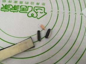 切薄片，取两片，中间包入瓜子仁，捏起来，真好形成瓜子的形状。