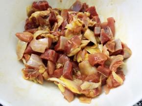 搅拌均匀，腌制10分钟