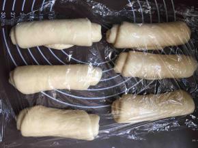 松弛好的面团擀开，反面卷起来继续盖保鲜膜松弛10分钟，如果面团擀不开说明松弛没有到位