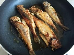 一面煎至金黄后翻面继续煎