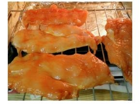 肉排用你喜欢的调料腌制（我用奥尔良烤肉料和鸡胸肉）放冰箱腌一小时或过夜；烤盘铺层锡纸放最底层，把肉摆放好在烤架上放中层，烤箱上下火200度烤30分钟；烤好晾凉切块备用。