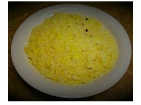 利用肉在烤箱里的时间炒个蛋炒饭（蒜盐在这里用上，调味炒饭的），把炒饭平铺盘底 ；生菜叶洗净剪碎备用。