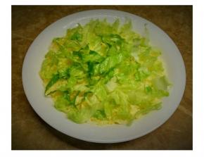 在饭面铺上剪碎的生菜 