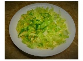 在饭面铺上剪碎的生菜 
