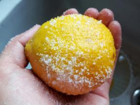 新鲜的柠檬上都会有种涂蜡的感觉，还是洗一下放心点，柠檬沾水用食盐揉搓表面、把柠檬表面用食盐多揉搓几次