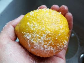 新鲜的柠檬上都会有种涂蜡的感觉，还是洗一下放心点，柠檬沾水用食盐揉搓表面、把柠檬表面用食盐多揉搓几次