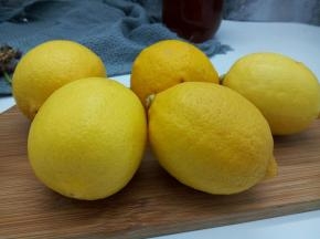 再用厨房纸巾擦干柠檬表面的水分，或者放在一个干净的容器，晾干也可以