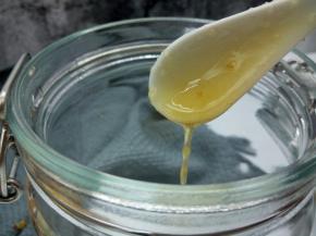 准备一个大的容器，这是我前阵子刚买的，开水洗好罐子，晾干或者擦干水分，先倒一层蜂蜜在罐子底部