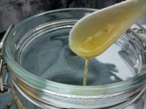 准备一个大的容器，这是我前阵子刚买的，开水洗好罐子，晾干或者擦干水分，先倒一层蜂蜜在罐子底部