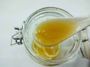 再铺一层柠檬，依次反复叠加，最上面一层的柠檬可以多加一点蜂蜜