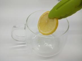 时间差不多了，用干净的夹子夹1到2片柠檬到杯子里