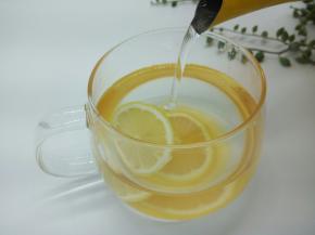 用温水冲泡就可以