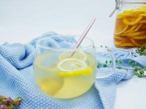 泡柠檬蜂蜜水的时候，可以倒一点泡柠檬的蜂蜜，酸酸甜甜的非常好喝，不过每次加1到2片柠檬，不宜过酸，以免损伤牙釉质因此1-2片柠檬就可以，再加入一勺蜂蜜，凉或温开水直接冲泡饮用。喝柠檬水要适量，每天不宜超过1000毫升。