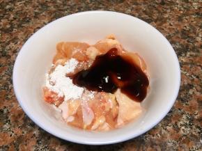 加入一勺淀粉、一勺蚝油拌匀备用。