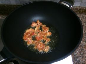 放入鸡肉翻炒变色。